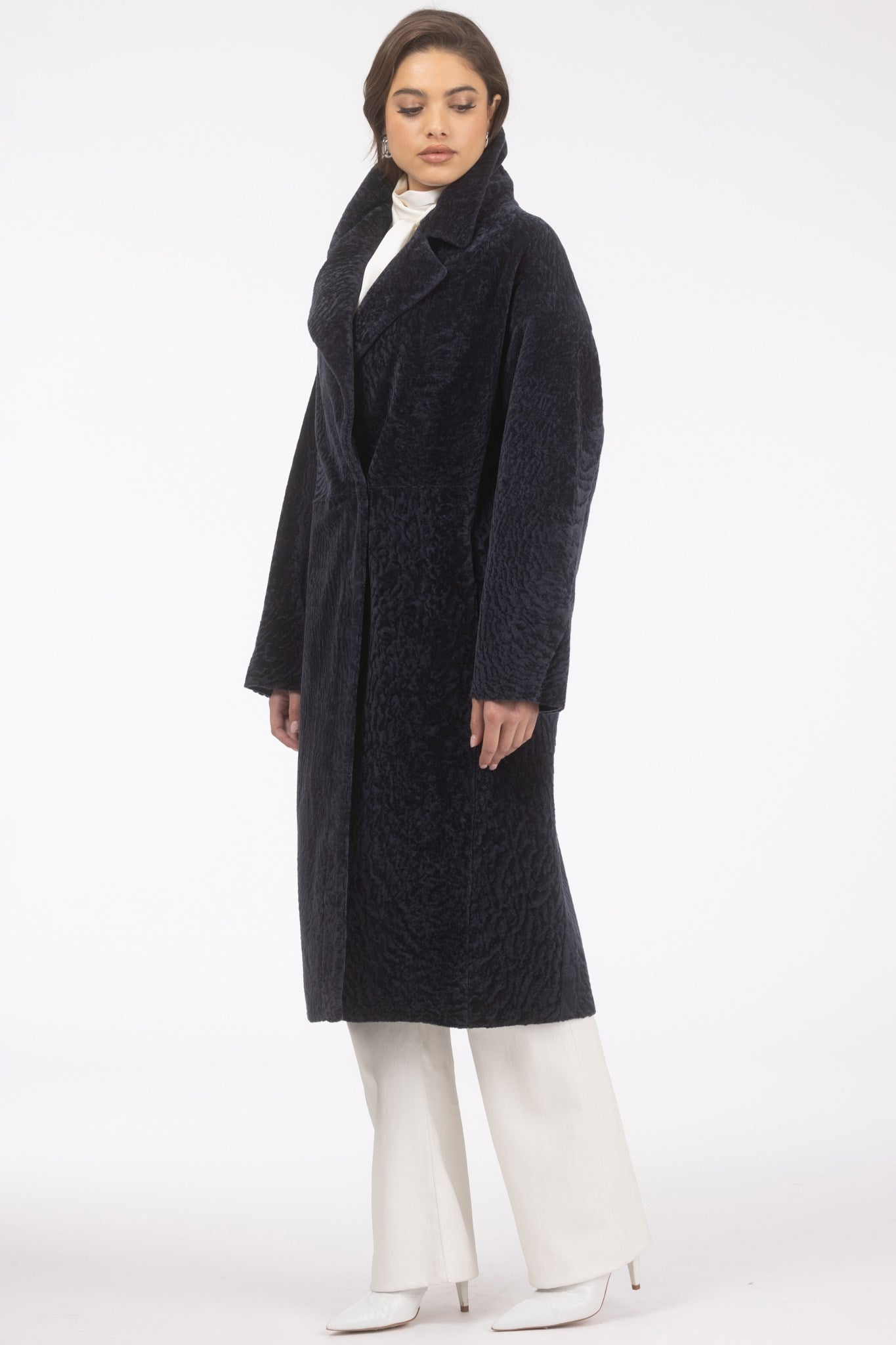 Manteau court réversible en peau d'agneau texturée